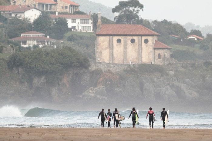 Surfistas en Mundaka, Vizcaya. País Vasco.