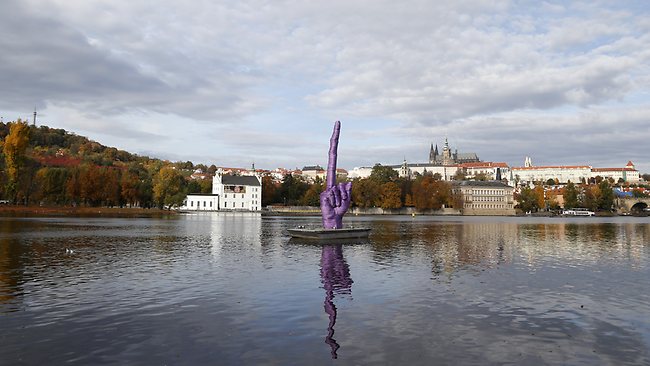 Keskisormi pystyssä Prahassa