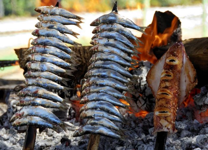 Espeto de sardinas y chiringuitos, un clásico del verano en Málaga