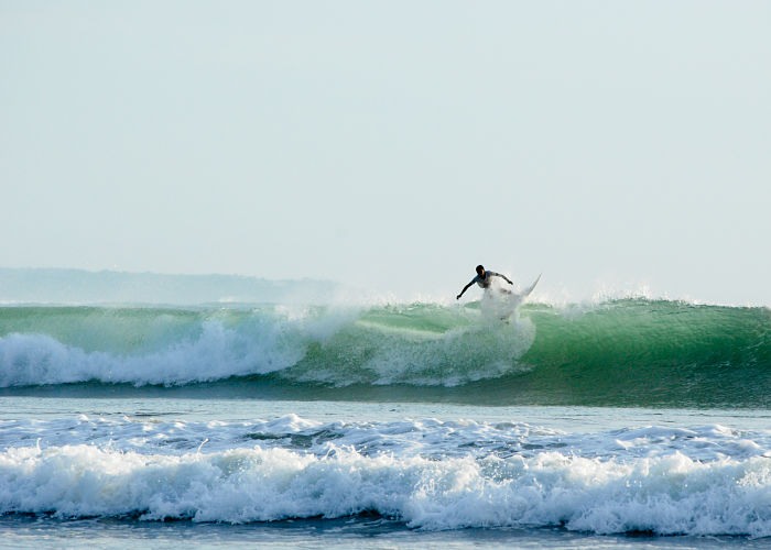 Surfista en la playa de Kuta en Bali, Indonesia.