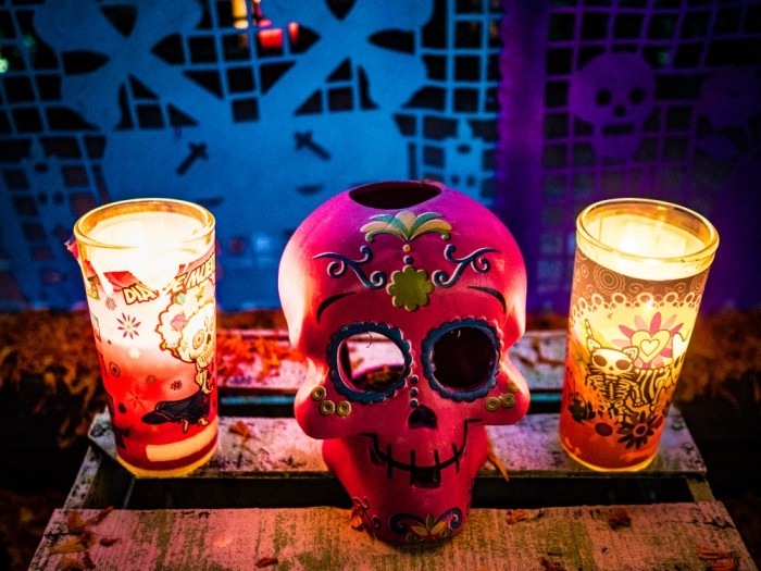 Altar con la calavera pintada típica del Día de Muertos, México.
