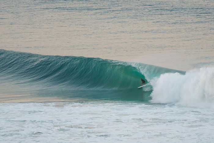 Ola de gran recorrido en Gold Coast, Australia.