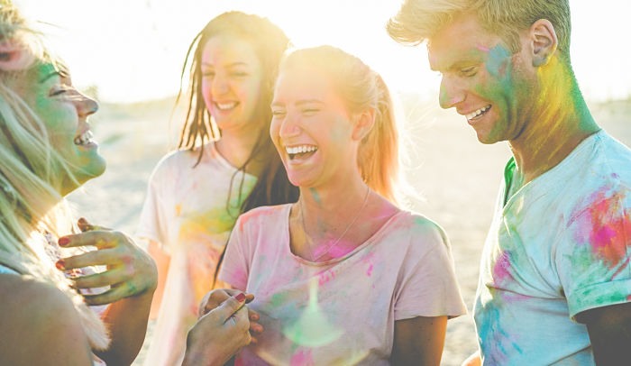Grupo de jóvenes disfrutando de la fiesta Holi, en India.