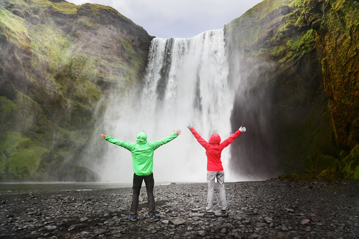 Emoción al contemplar las cataratas Skogafoss en Islandia. Emoción al contemplar las cataratas Skogafoss en Islandia.