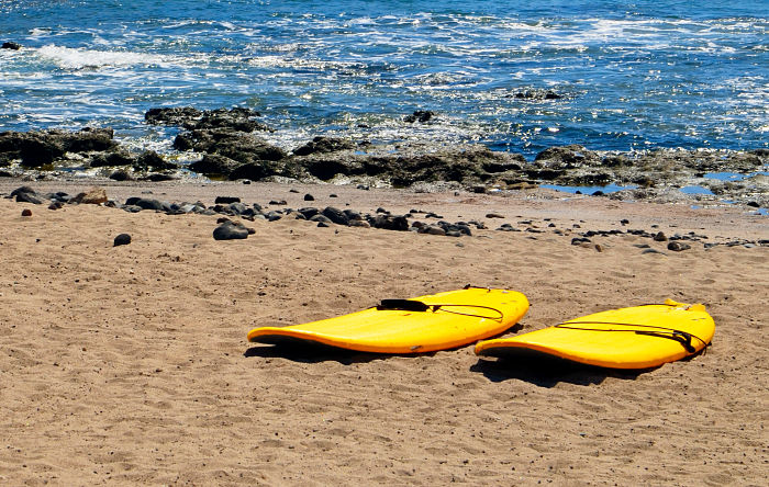 Playa de Las Américas donde se practica surf todo el año. Tenerife.