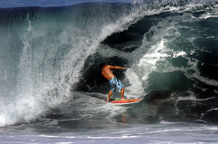 Surfero en Waimea Bay, Hawái
