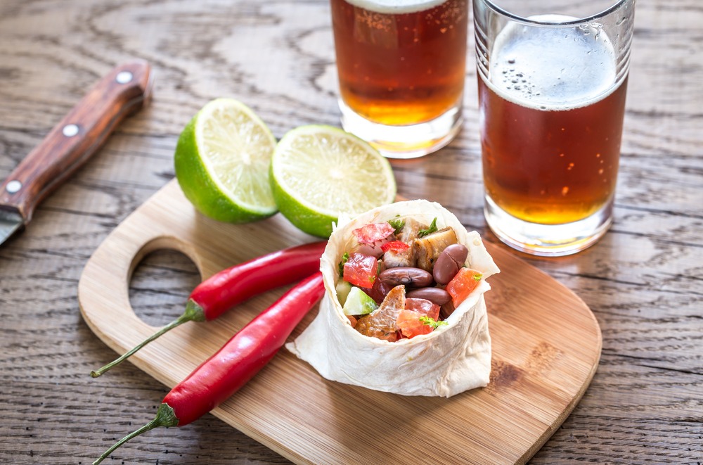 Cerveza mexicana con un burrito de pollo Cerveza mexicana con un burrito de pollo