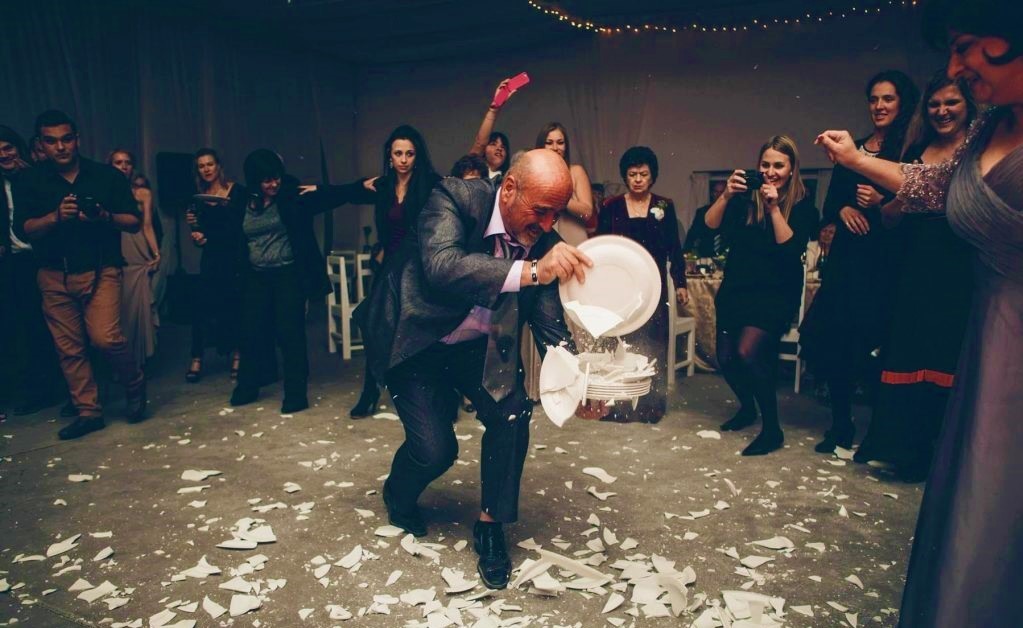 Tradición de romper los platos