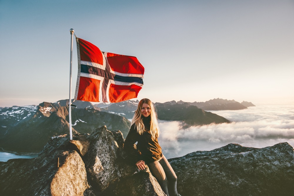 Chica noruega hace cumbre en una montaña