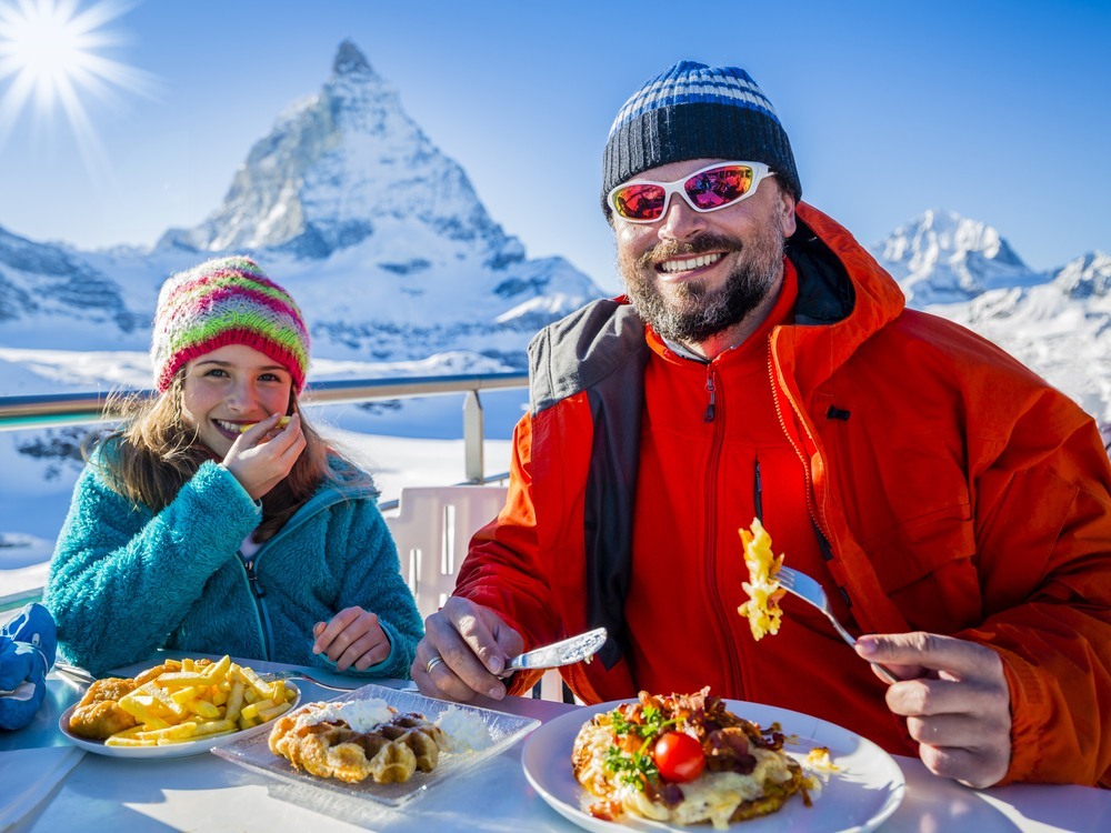 Padre e hija suizos en los Alpes