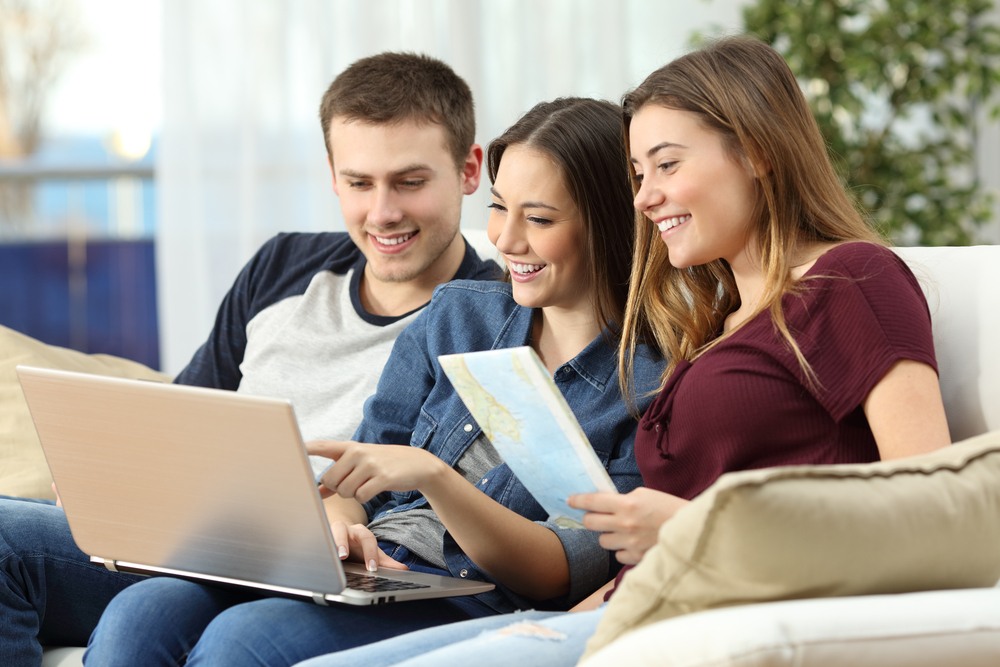 Amigos preparando su viaje durante Black Friday