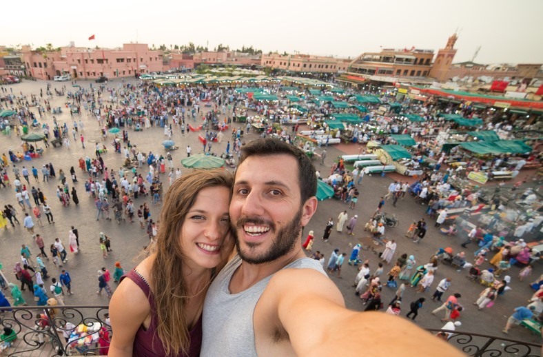 Pareja en la Plaza de Jemaa el-Fna
