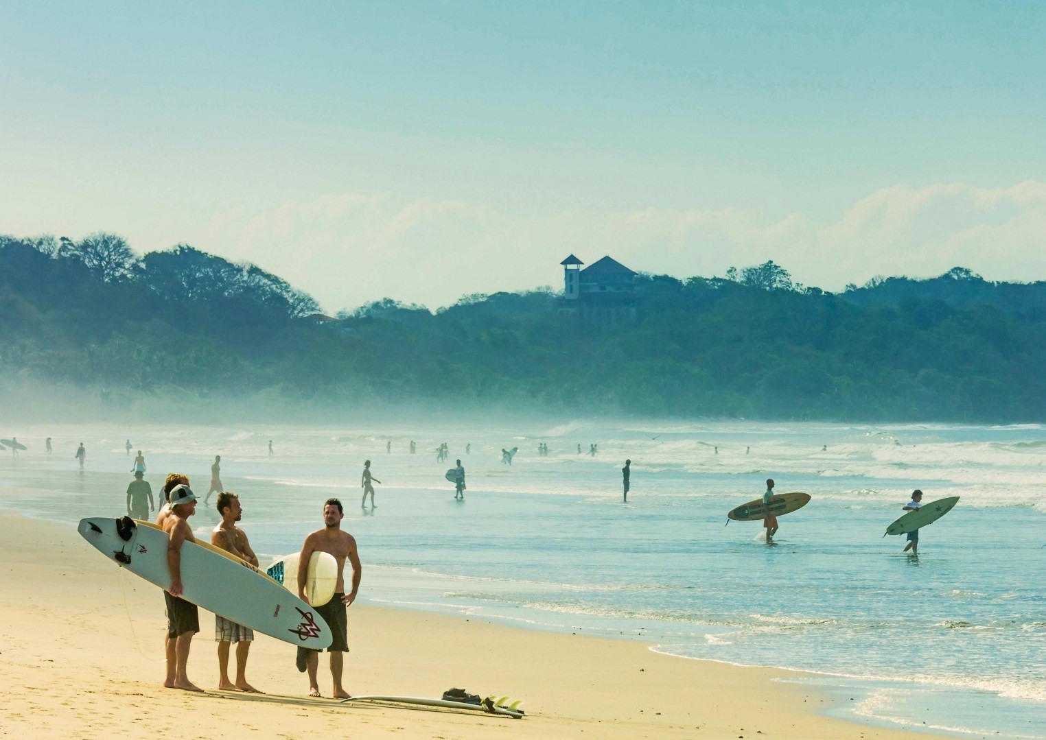 Surfistas en la playa de Puerto Viejo Surfistas en la playa de Puerto Viejo