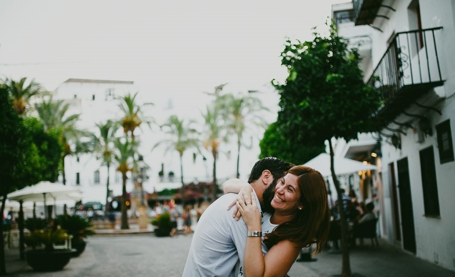 Pareja en las calles de Vejer de la Frontera