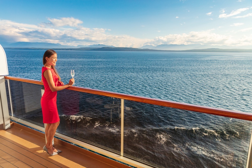 Mujer disfrutando de su crucero por el Mediterráneo 