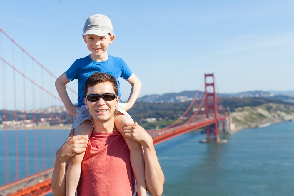 Familia disfrutando de las vistas del Golden Gate en San Francisco