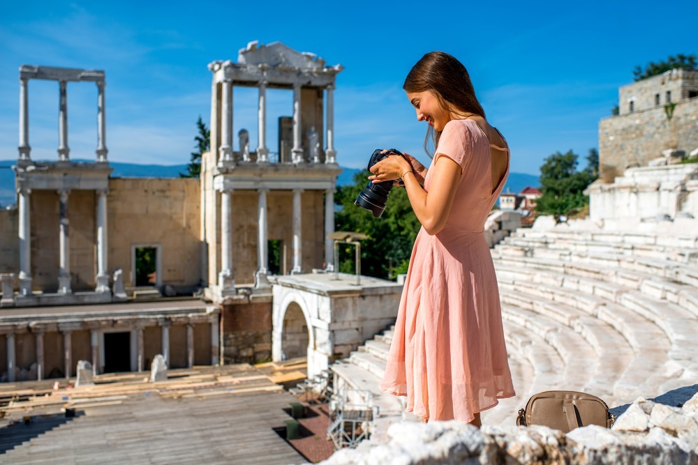 Chica en el teatro romano de Philippopolis en Plovdiv