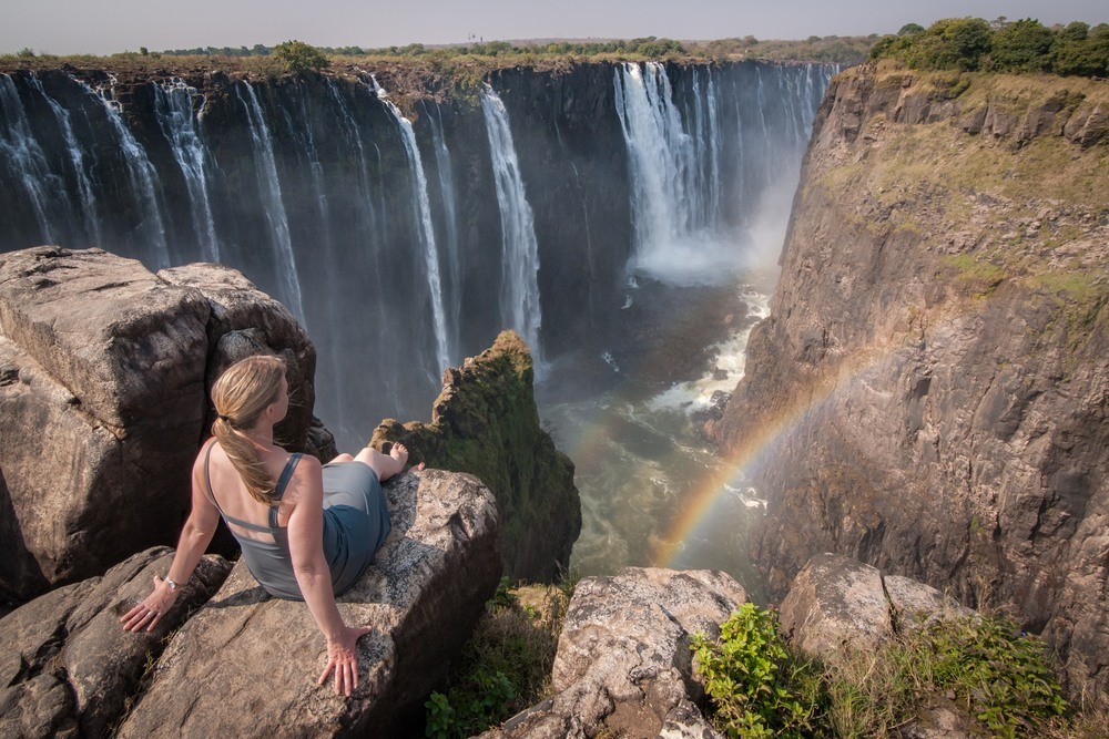 Chica disfrutando de las vistas de las Cataratas Victoria