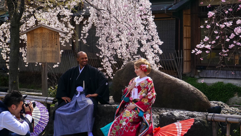 Pareja con kimonos en un templo budista