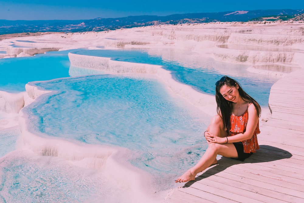 Chica posando en la famosa zona del Pamukkale Chica posando en la famosa zona del Pamukkale
