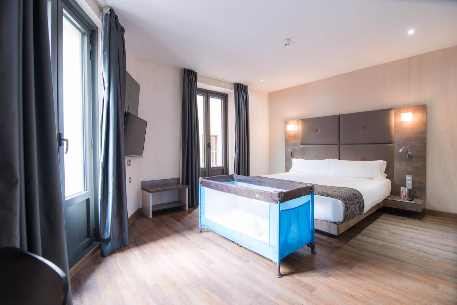 Habitación de hotel con cuna