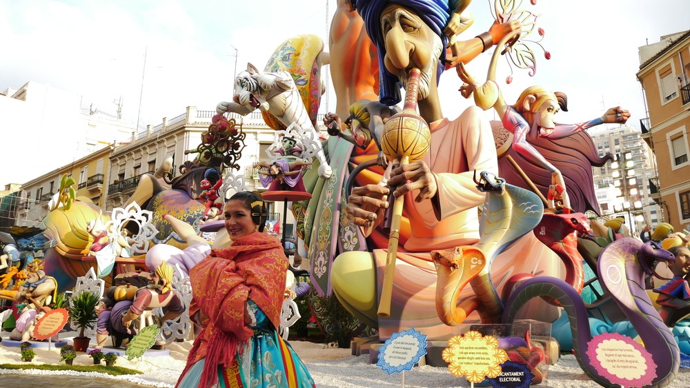 Fallera y uno de los Ninots de fondo