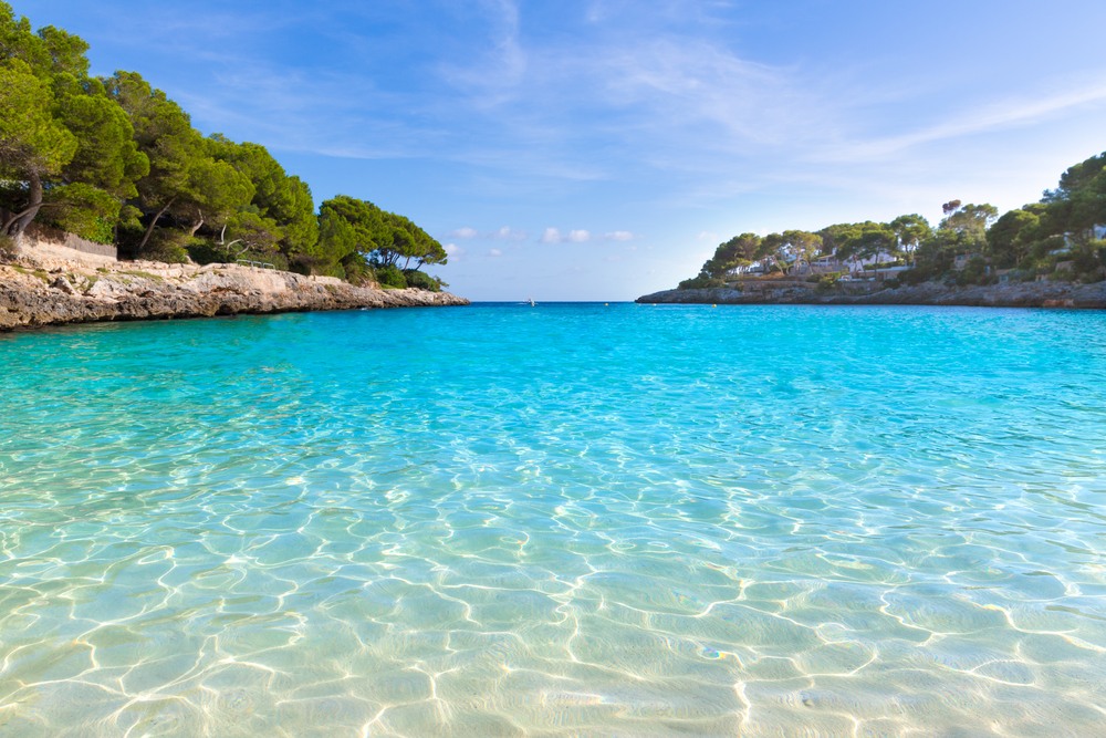 Playa de agua cristalina en Cala d'Or