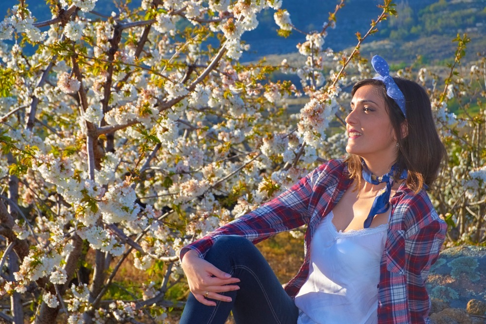Chica disfrutando de los cerezos del valle