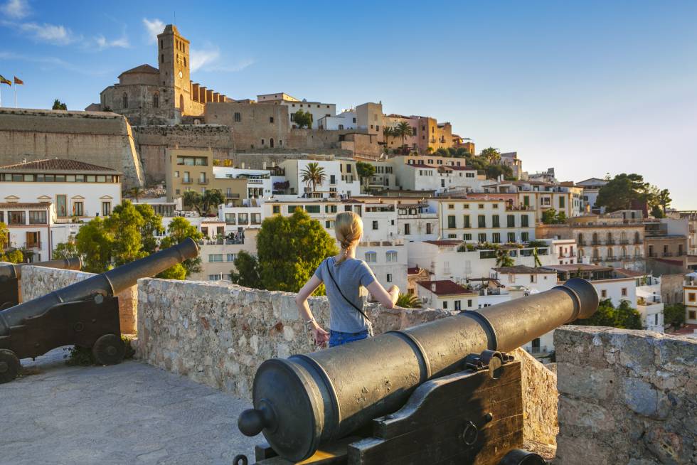 Chica en la zona de Dalt Vila