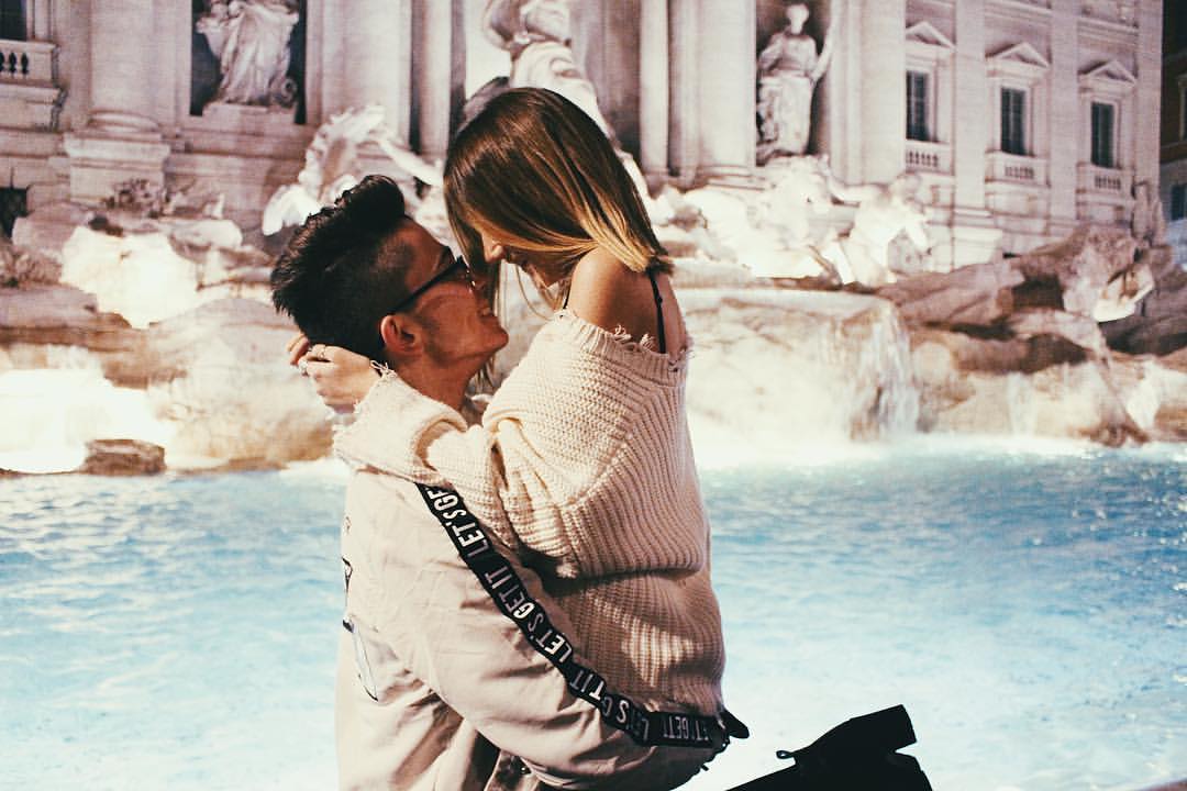 Pareja en la Fontana de Trevi en Roma