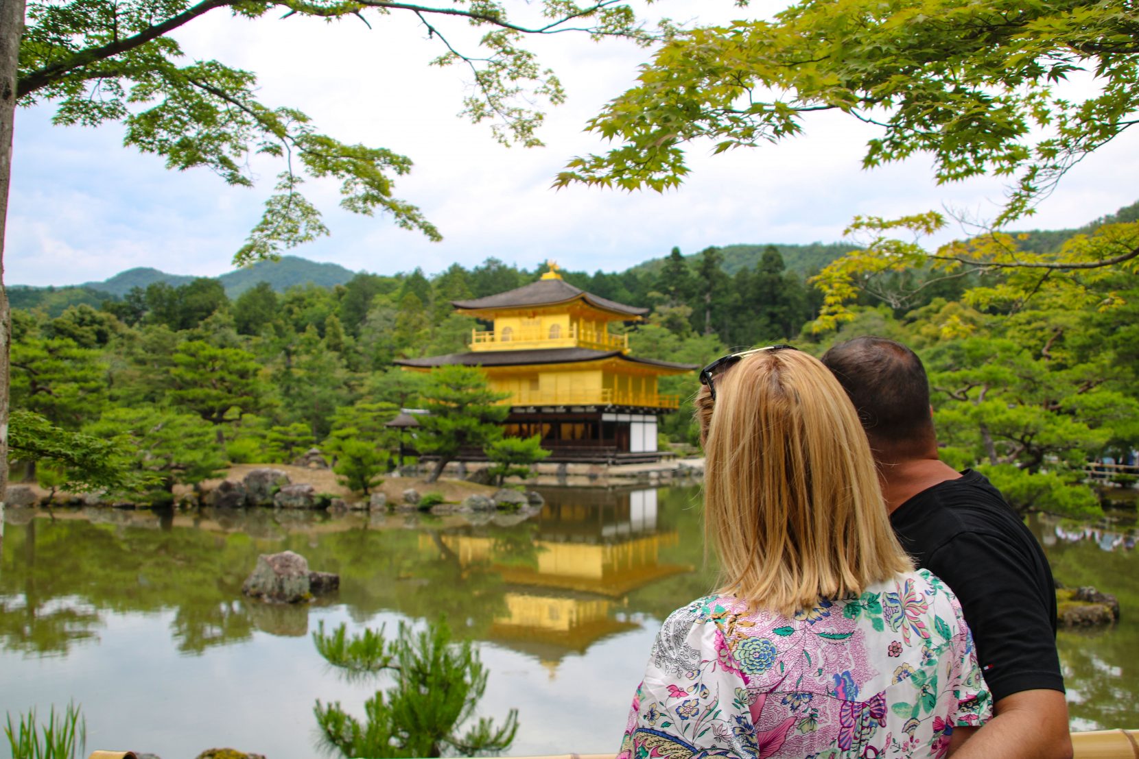 Pareja frente a un templo en Arashiyama
