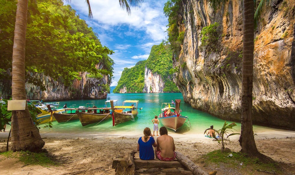 Pareja en una playa de Krabi