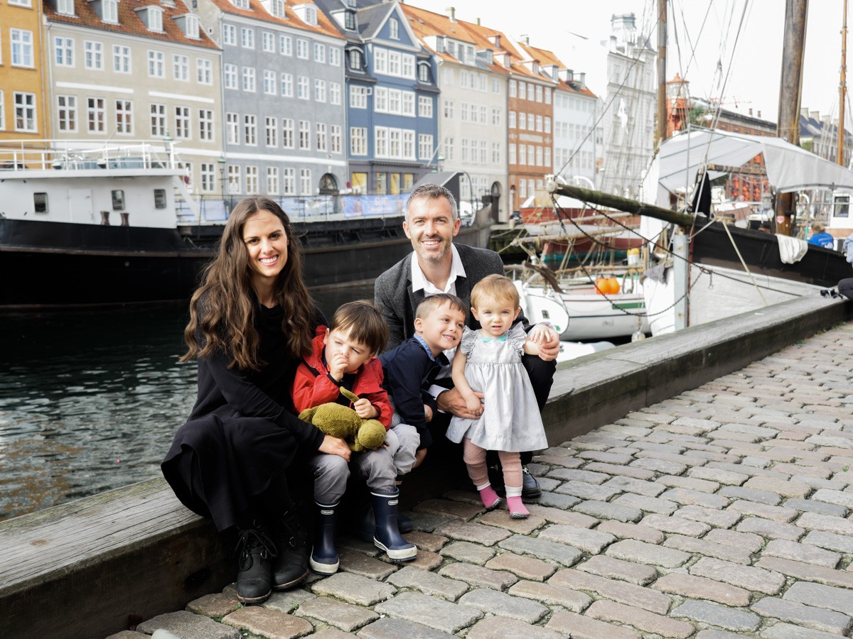 Familia paseando por Copenhague