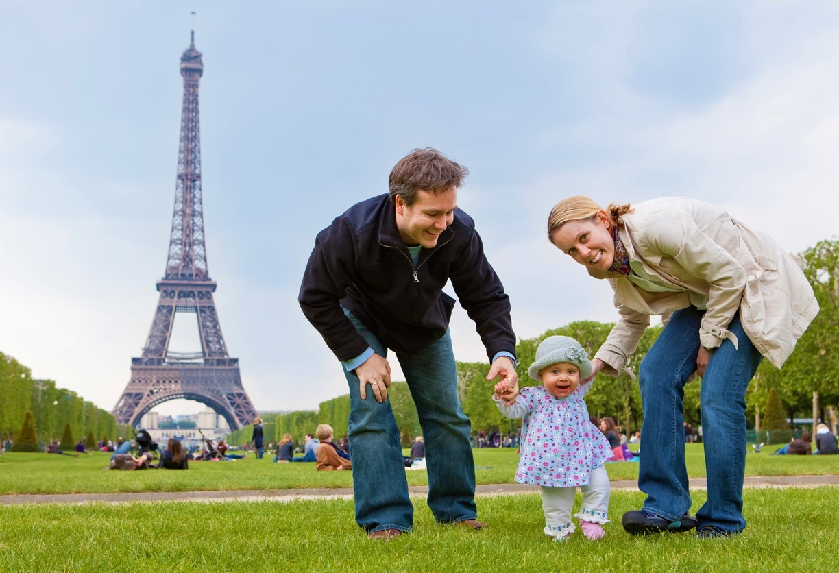 Familia frente la Torre Eiffel