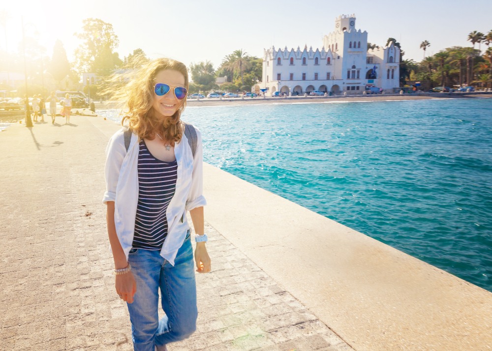 Chica disfrutando de la isla de Kos