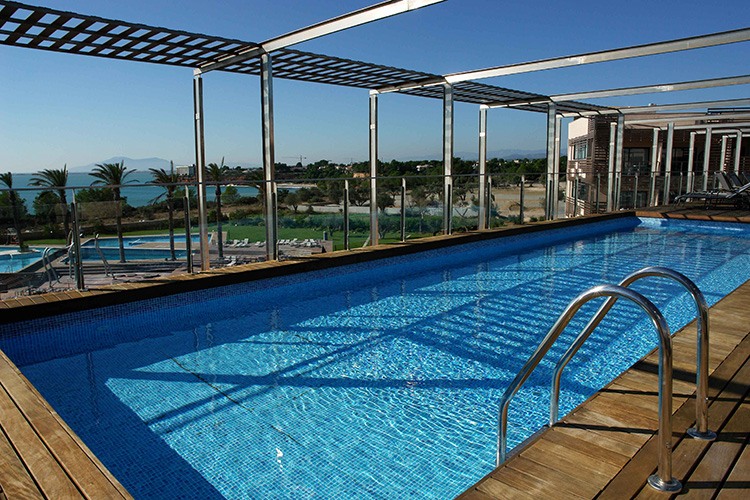Piscina con vistas al mar en el Ohtels Les Oliveres 4*