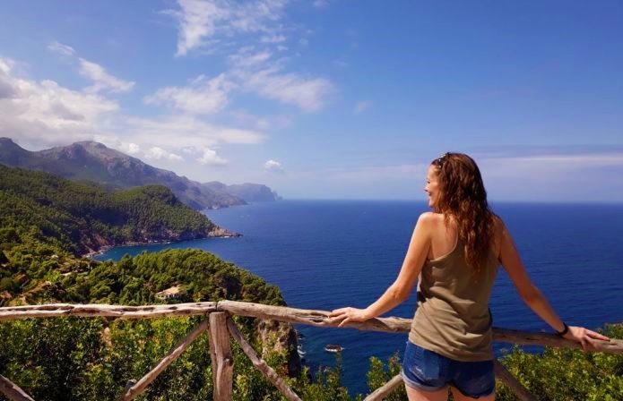 Chica disfrutando de las vistas de la isla