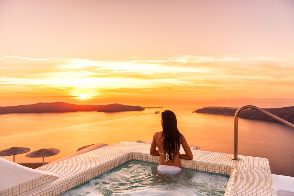 Vistas desde la piscina de un hotel en Santorini
