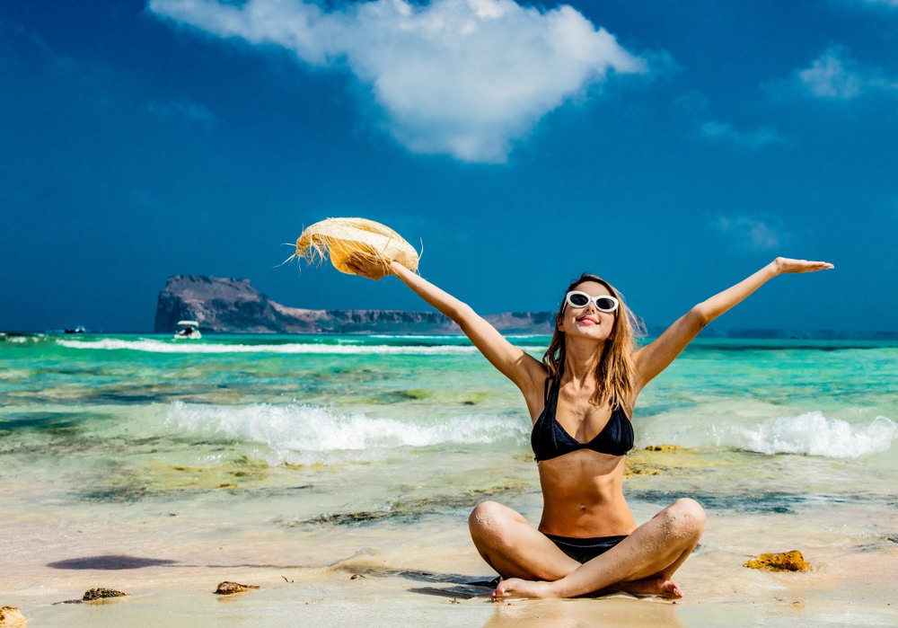 Chica en playa Balos de Creta