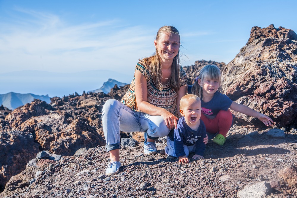 Familia de visita en el Parque Nacional del Teide