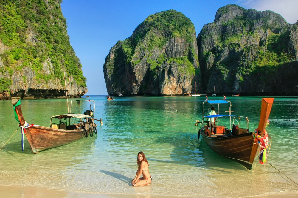 Chica en playa Maya Bay en la isla Koh Phi Phi