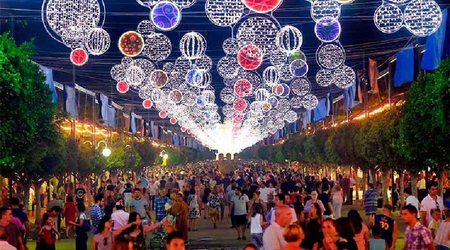 Ambiente con las luces en la Feria de Málaga