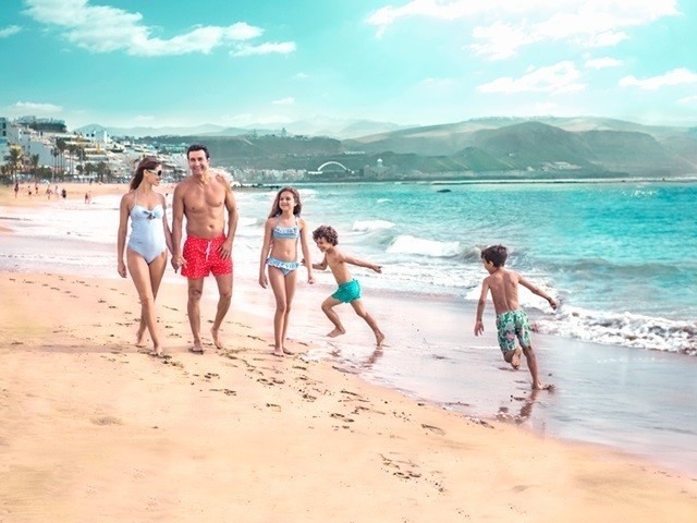 Familia paseando por una playa en Gran Canaria
