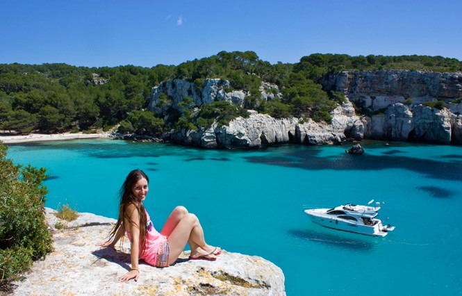 Chica en playa Macarella Chica en playa Macarella