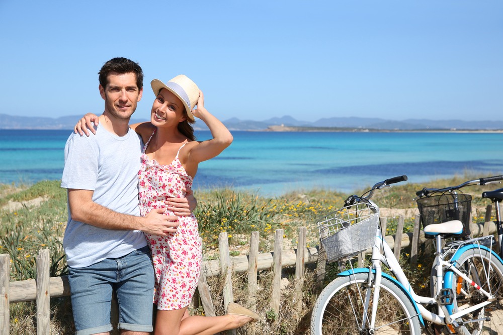 Pareja de paseo por Formentera Pareja de paseo por Formentera