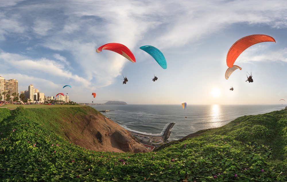 Grupo practicando parapente