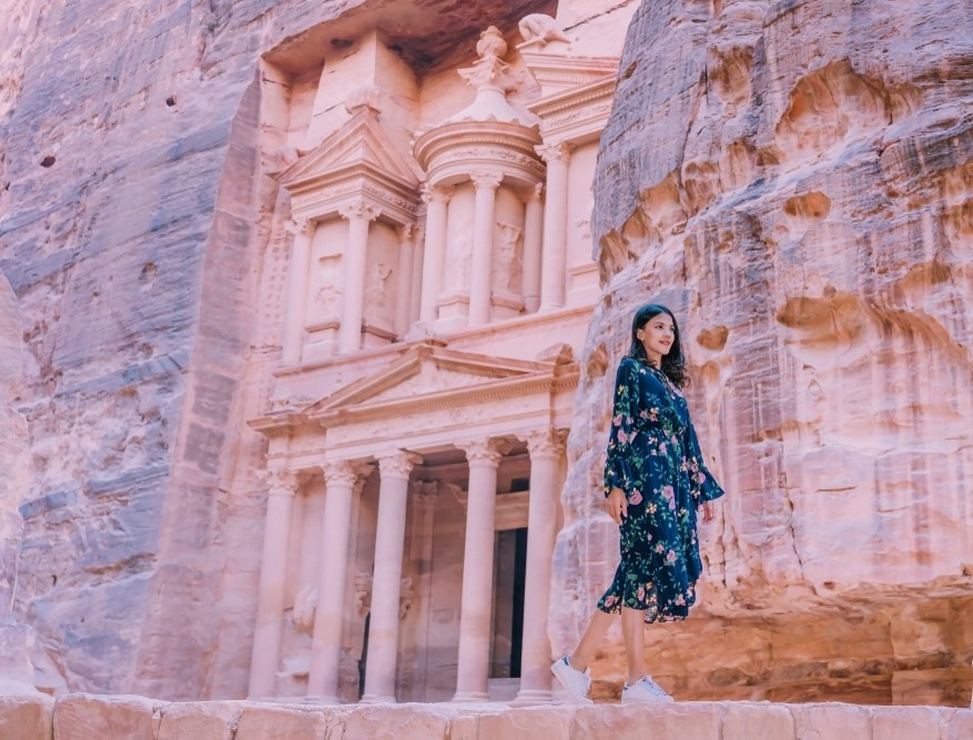 Chica paseando por Petra