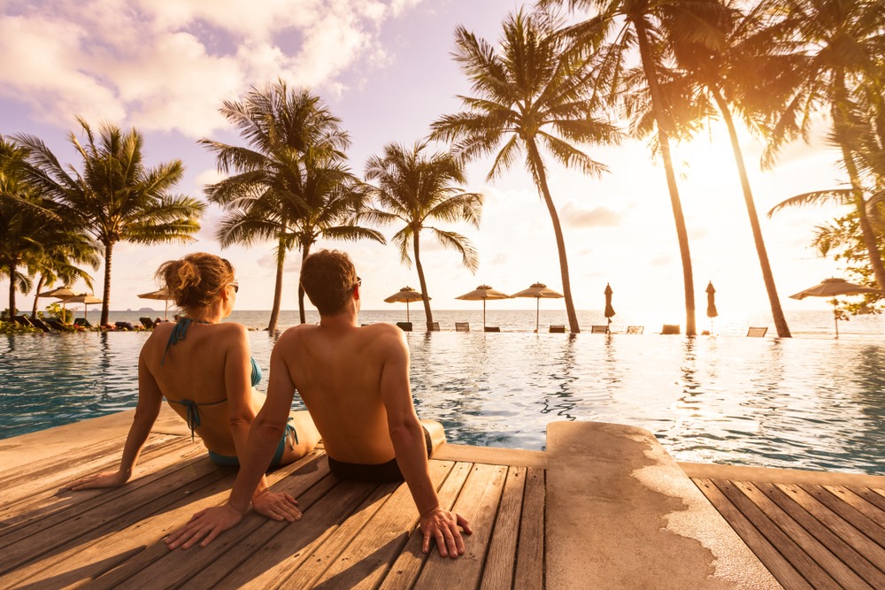 Pareja de relax en un hotel del Caribe
