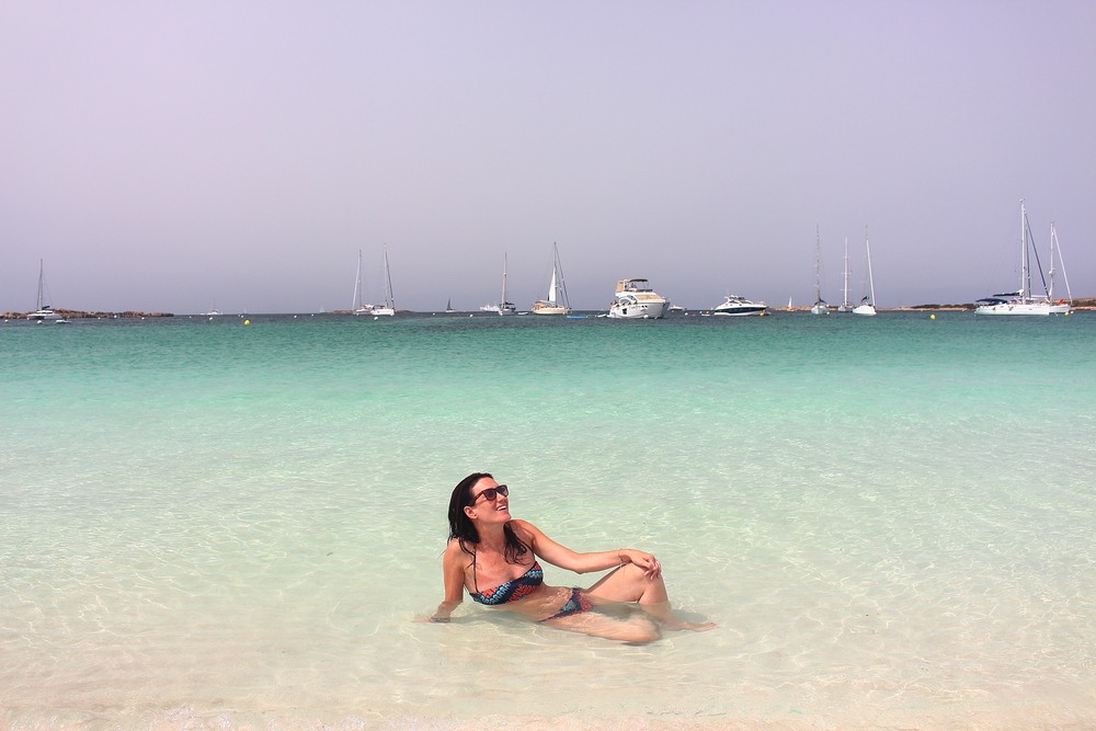 Chica disfrutando en la playa Espalmador