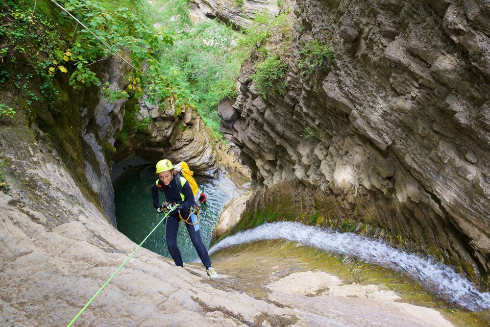 Chica iniciándose en el Rappel